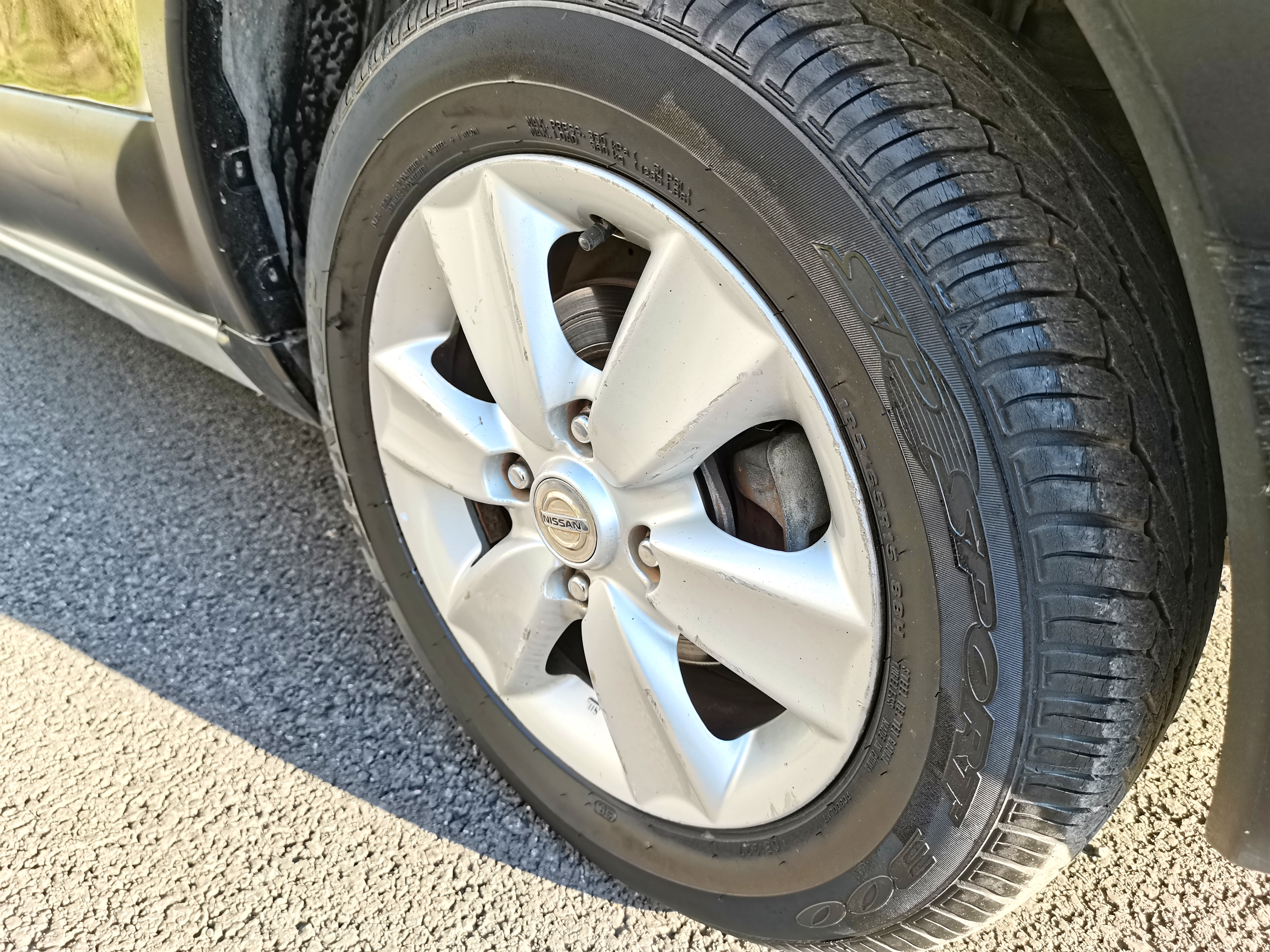 日产小面包车,实用家庭代步车日产骊威