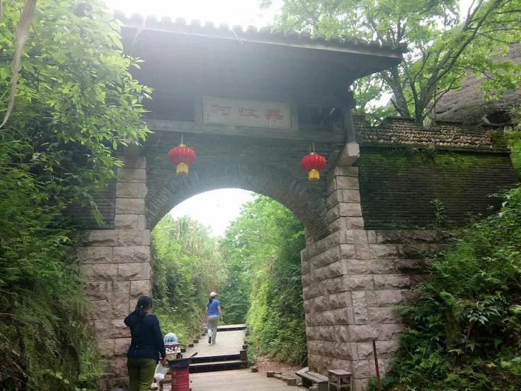 一个让人流连忘返的地方，山清水秀，只需要坐在河边发呆就行。