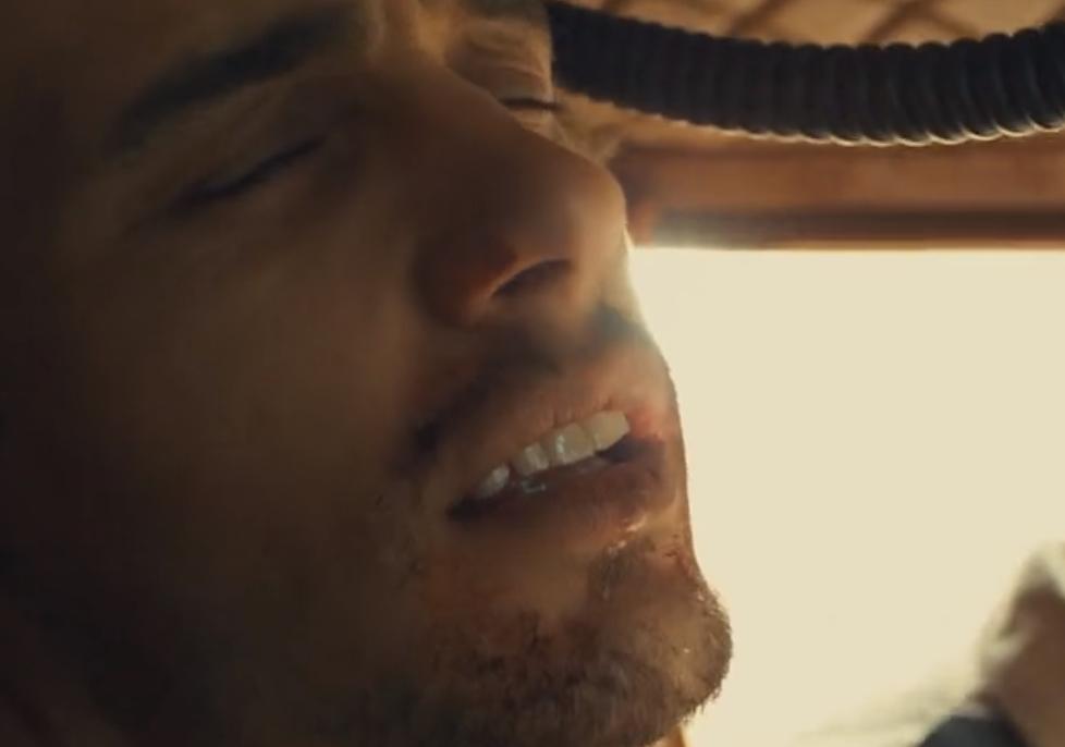 又渴又疼！手臂被石头卡住五天五夜？这部电影告诉你如何断臂求生