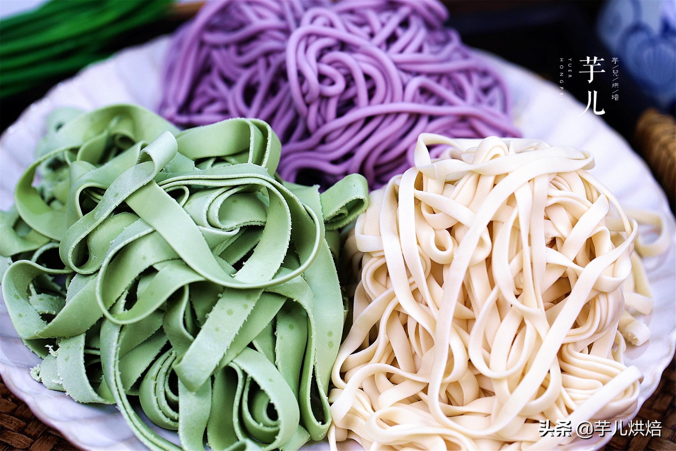 在家如何无需材料做出好吃的面条,自制面条吃起来不劲道