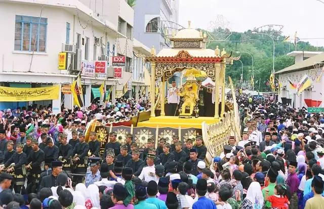 文莱国王个人财富多少亿美元,文莱国王一年要挣多少钱