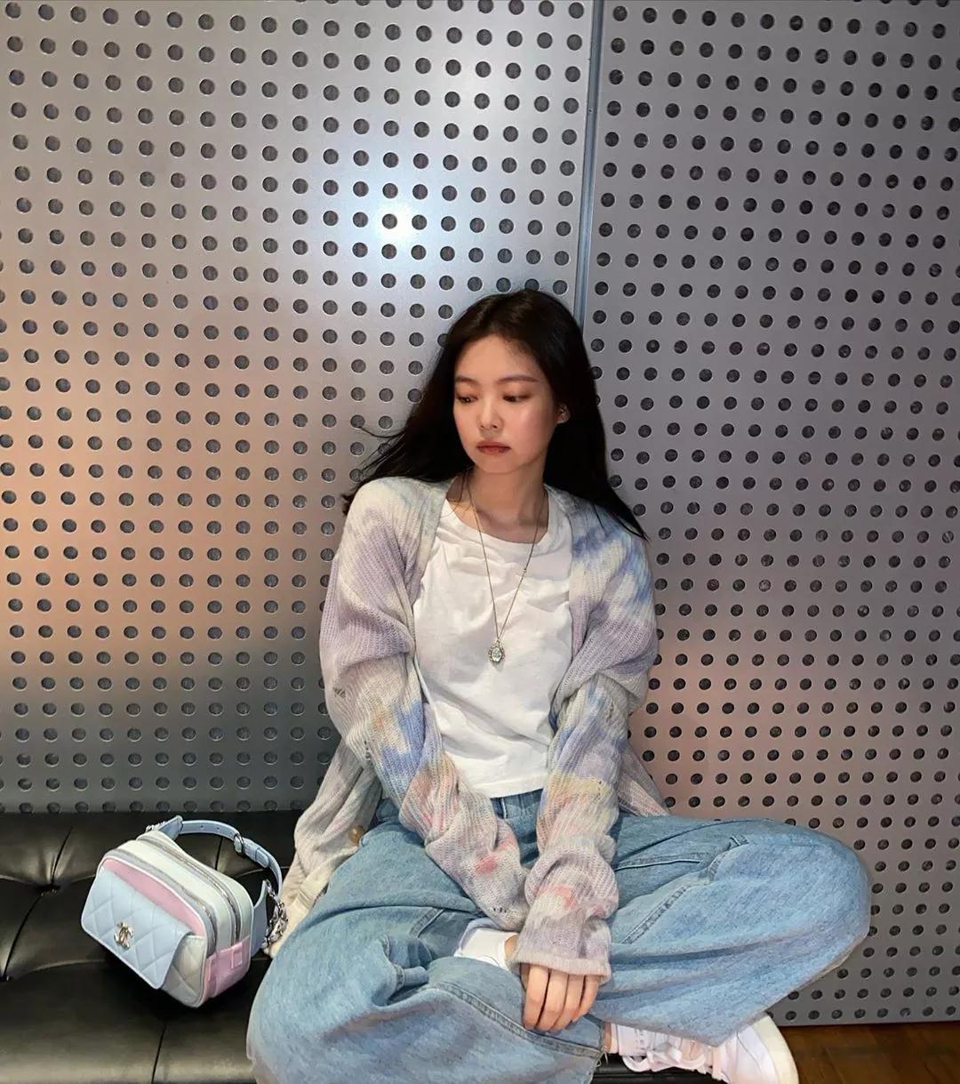 秋冬长款牛仔阔腿裤搭什么鞋好看,显瘦穿搭今年非常火的阔腿裤