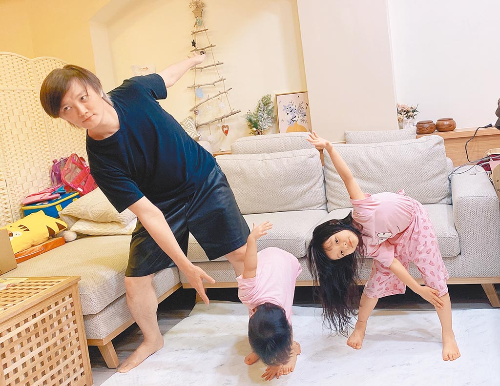 穿恨天高坐地铁的社死现场,两位男士都不忍看这次“崴脚表演”