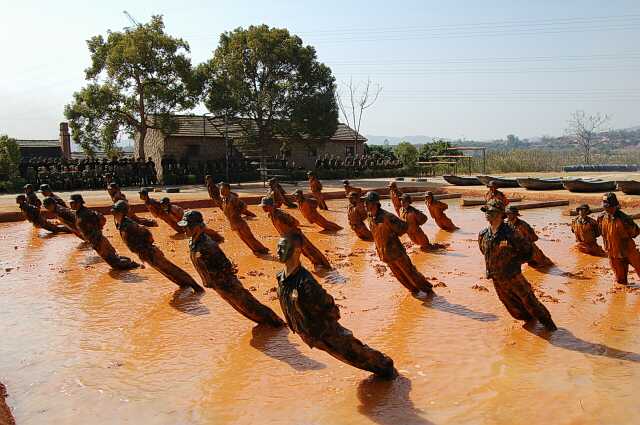 单个军人跑步动作要领归纳,特种兵跑步训练真实视频