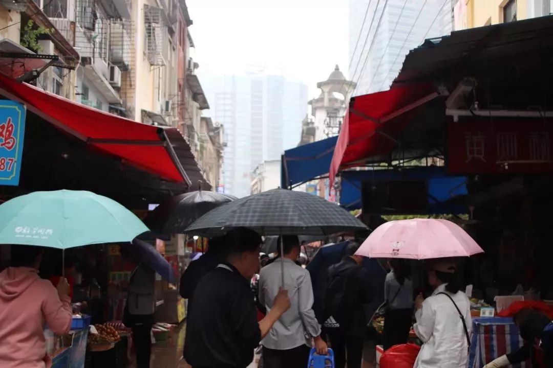 没事千万别去八市！厦门90后姑娘冒雨带着两百块来这里，结果...