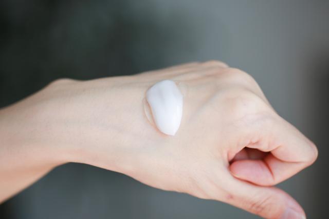 皮肤太干燥怎么样才能补充水分,按摩哪个穴位可以让皮肤补充水分