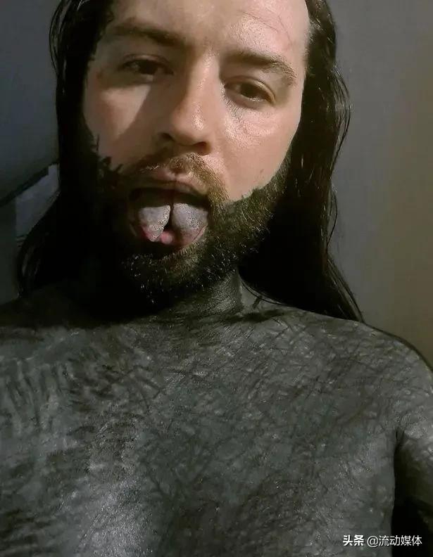 喜剧演员扮“超人”用手拦汽车,表演失败撞到踉跄丨趣观世界