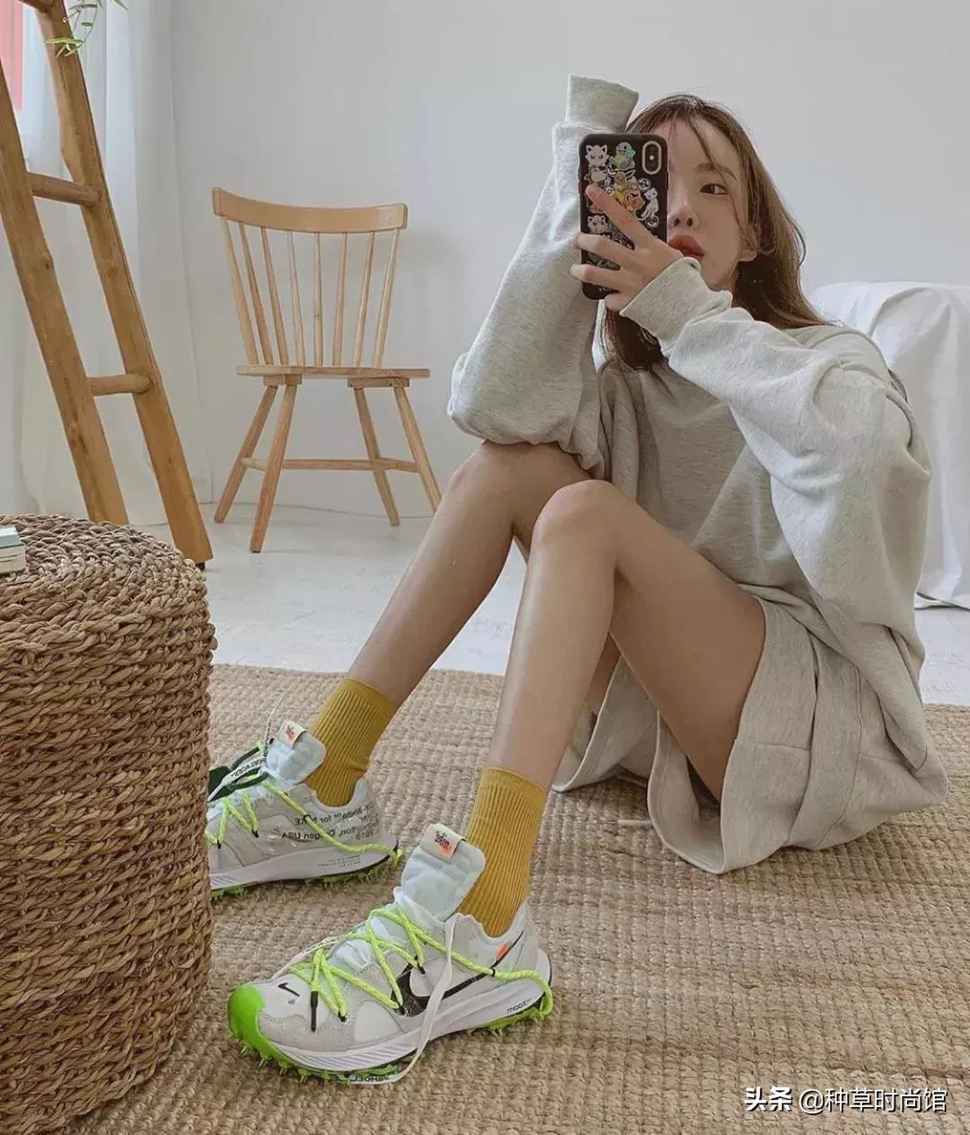 人手一件的卫衣怎么穿才时髦高级,女孩穿什么颜色卫衣洋气