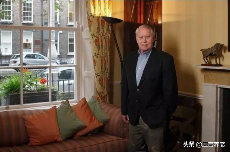 戴15元手表，租一居室，秘密捐出560亿，这位老人活出上帝的模样