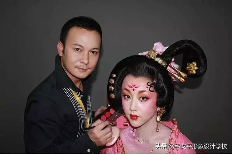 顶级化妆大师毛戈平的抖音,毛戈平在化妆界的地位