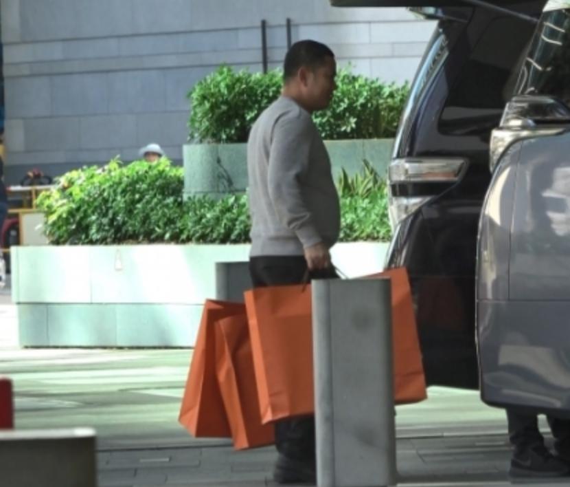 香港女首富甘比黑裙出席典礼,香港女首富甘比不输邓文迪