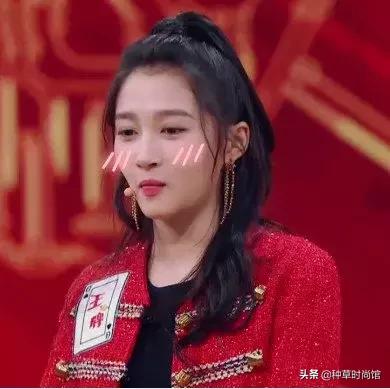 关晓彤素颜自拍与鹿晗撞脸,关晓彤为鹿晗庆生后芭比造型亮相