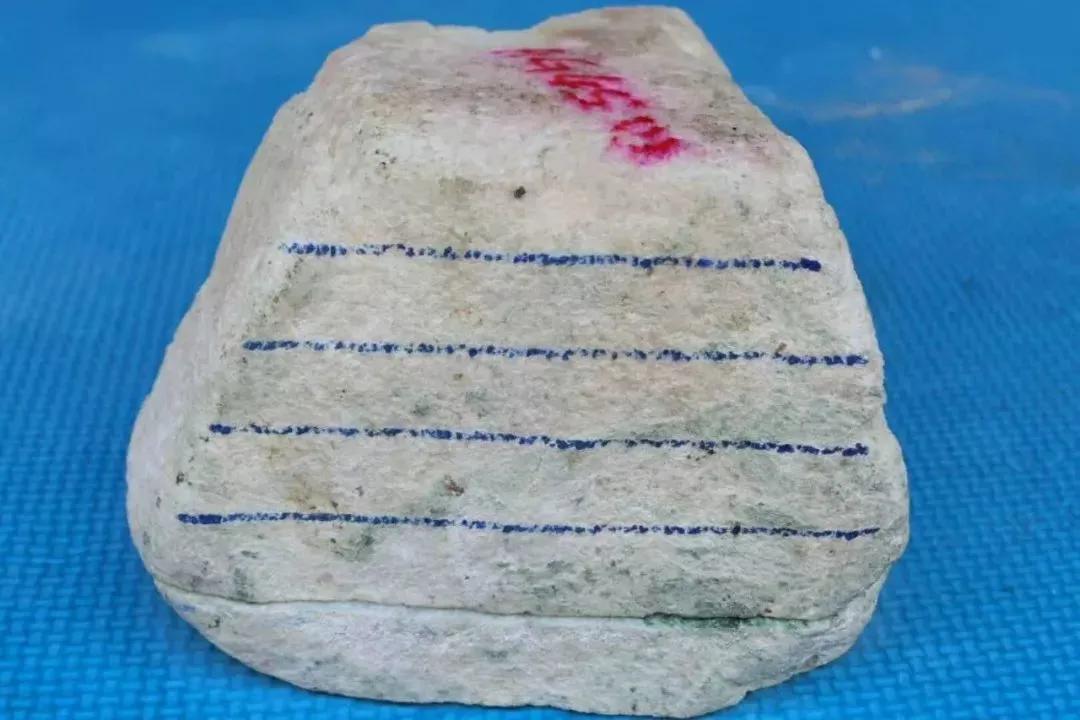 翡翠原石上松花的表现,翡翠原石表面的松花什么样的