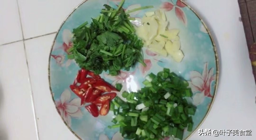 婆婆将活螃蟹塞进玻璃罐，不加一滴水，一周后拿出来，全家人点赞