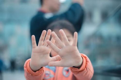 孩子被其他同学排斥孤立很伤心?不用担心,五个方法有效解决难题