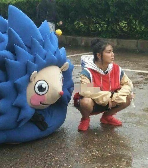 曾为超女冠军,如今却在街头和卡通人偶唱唱跳跳