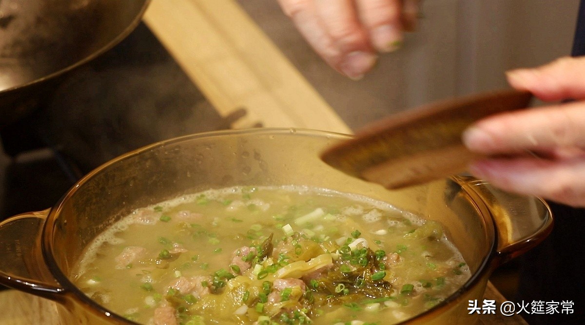 酸菜滑肉汤,老师傅教你肉片爽滑鲜嫩的小窍门,一学就会