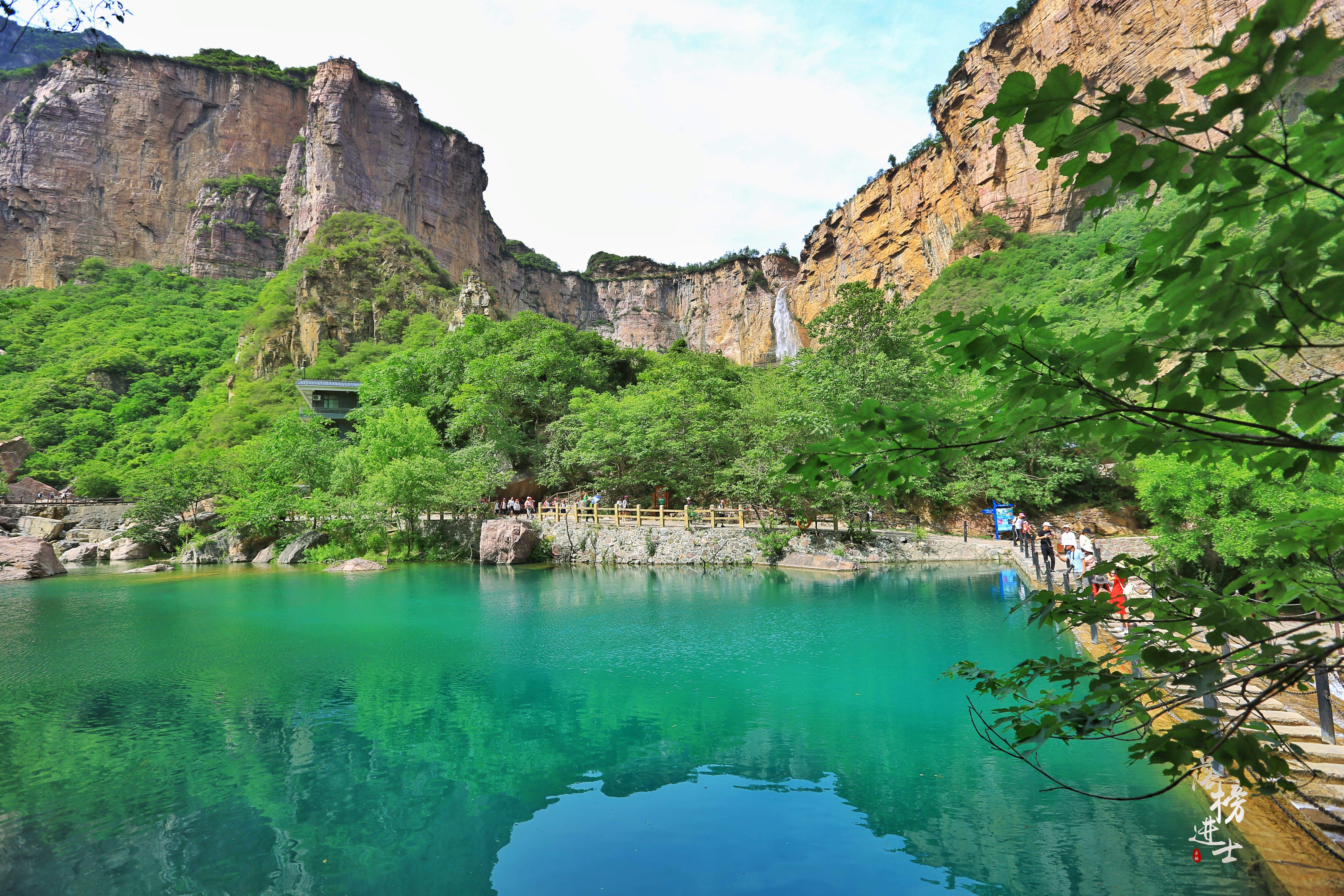 河南有个景区穿过山洞里面有瀑布,河南这个景区名字土得掉渣