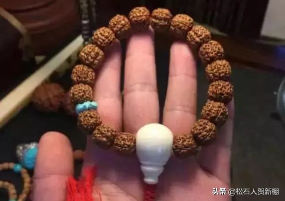 盘了100年的文玩核桃能卖多少钱,盘了1年的金刚