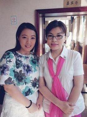 45岁央视主持人与丈夫恩爱20年,她是央视主持人低调嫁普通丈夫