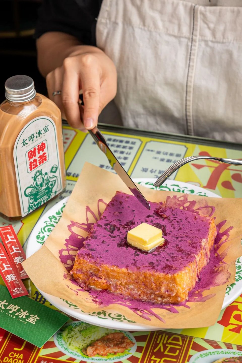 使徒行者同款冰室，现点现拉港奶，先抽盲盒才能喝