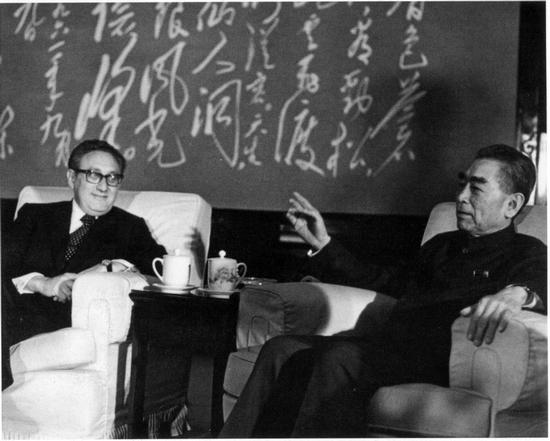 1972年，尼克松不满意毛主席送的4两茶叶，周总理如何轻松化解？