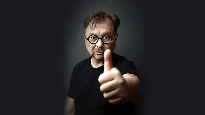 这个华人在美国被称作华人食神,80岁喜得子,老婆是美女还是硕士