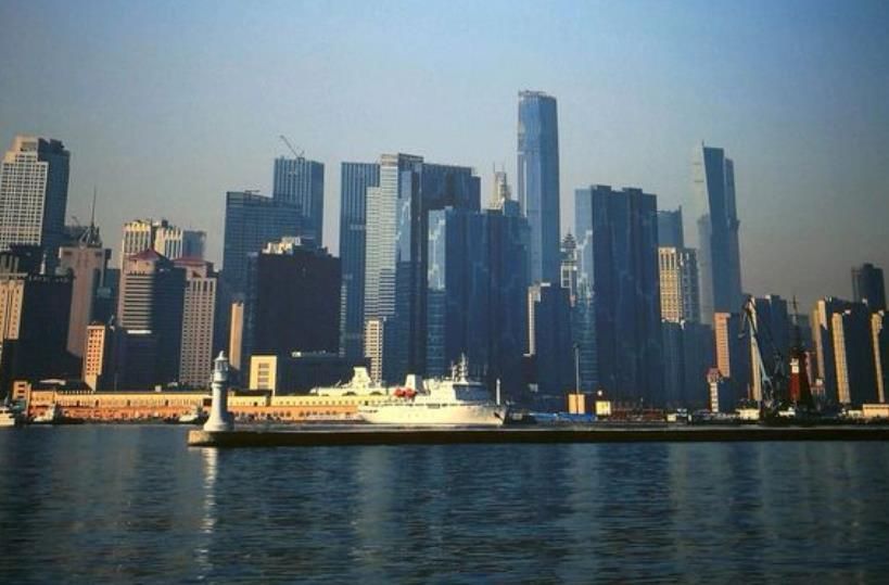 青岛与大连哪个城建漂亮,青岛与大连城市建设对比