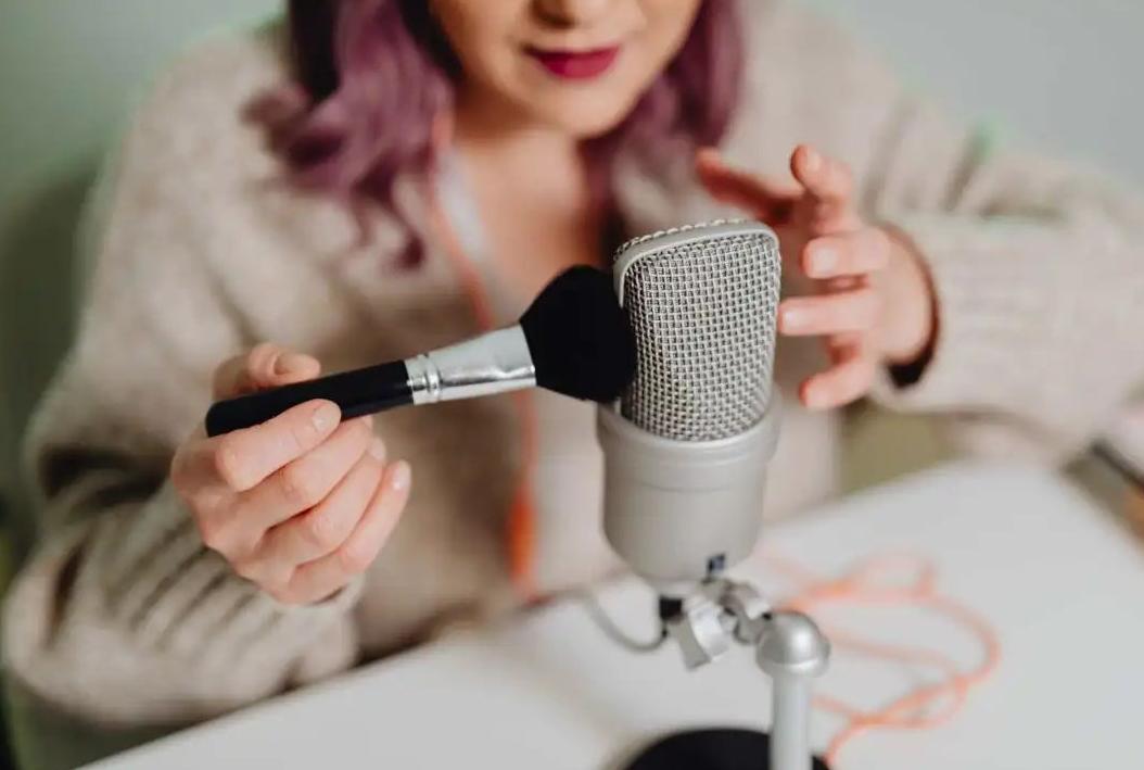 明码标价的“灰色行业”,从业者多是女性,为吸引客户打起擦边球