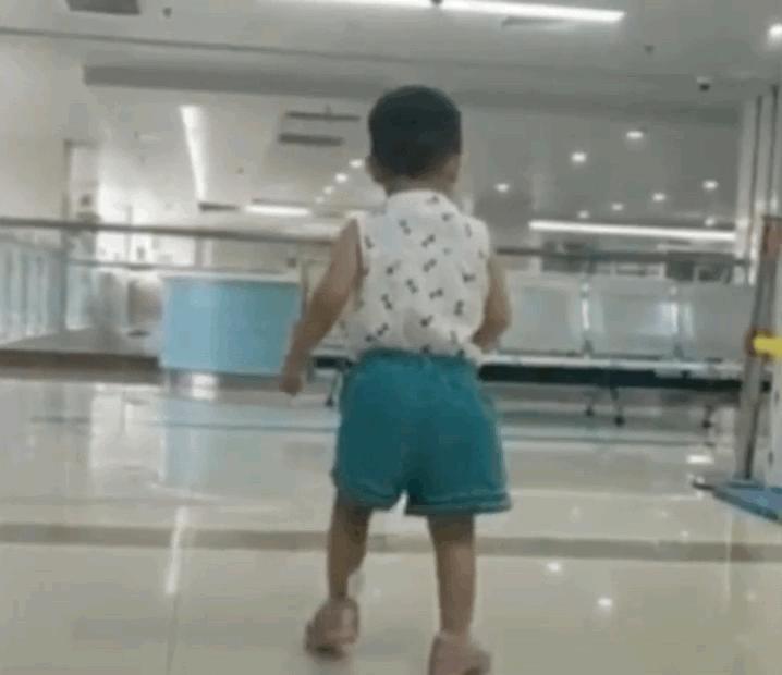 孩子走路“内八”or“外八”，可能和这3个小习惯有关