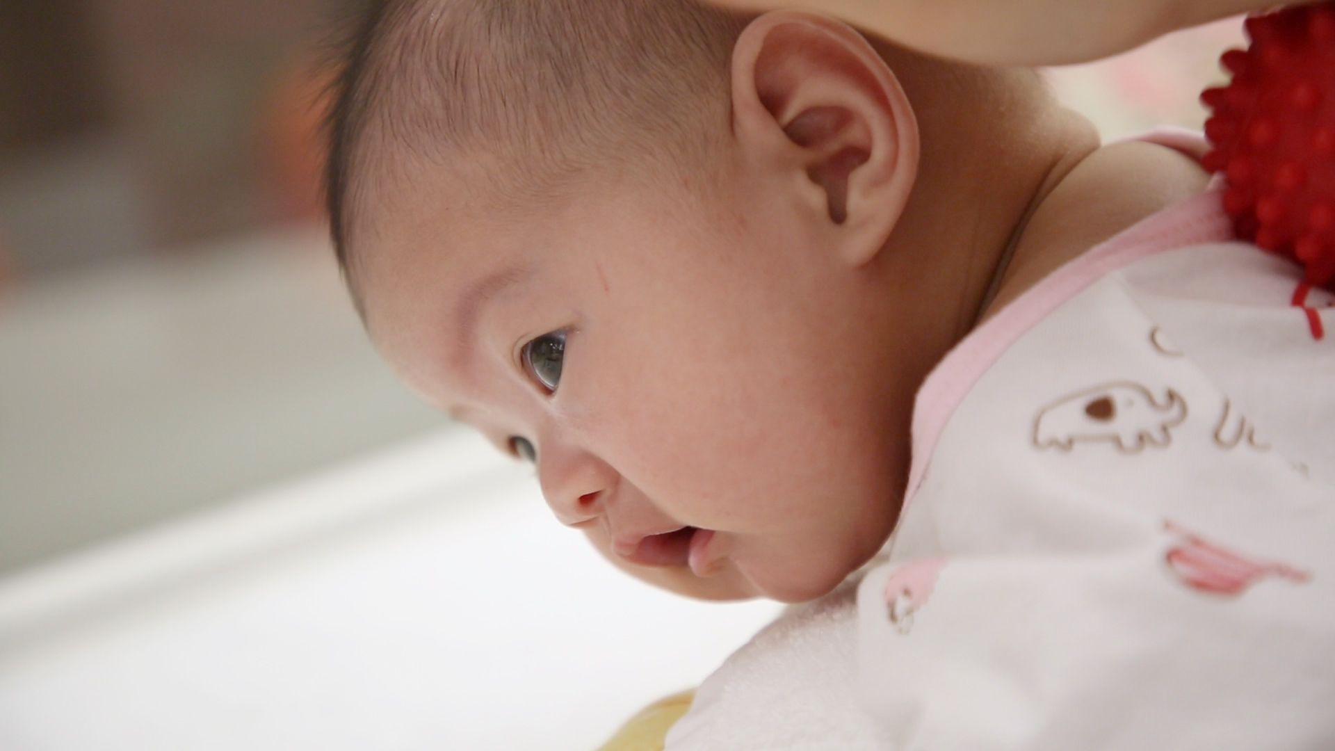 宝宝一般几个月学会一些简单动作,聪明宝宝从早教开始