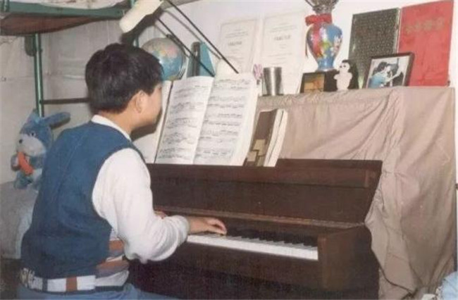 閮庢湕绔ュ勾缁忓巻,鏍兼牸閫嗗鎴愰暱瑙嗛