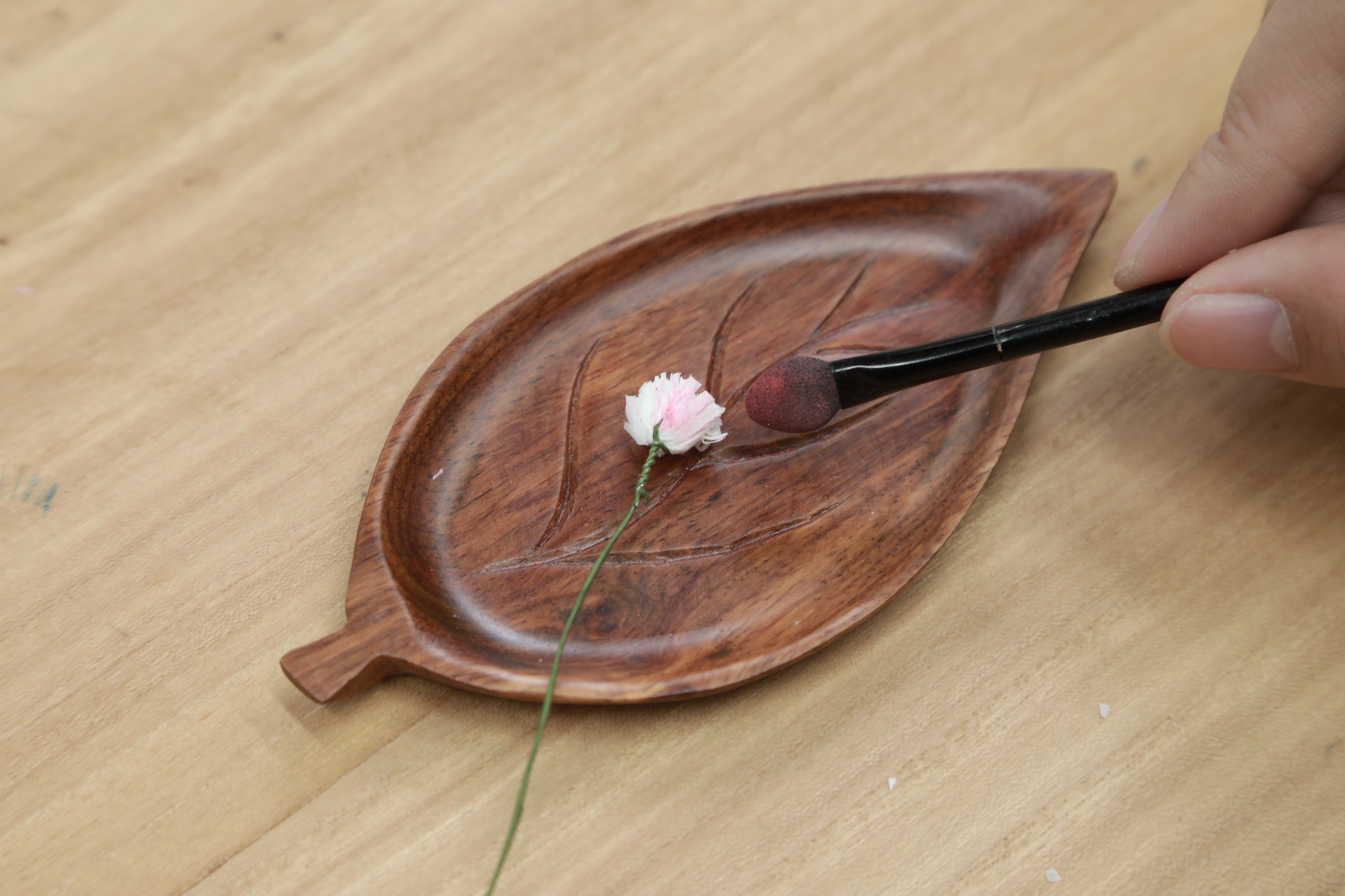 用卫生纸做手工简单又漂亮花朵,用卫生纸做花朵送给妈妈简单漂亮