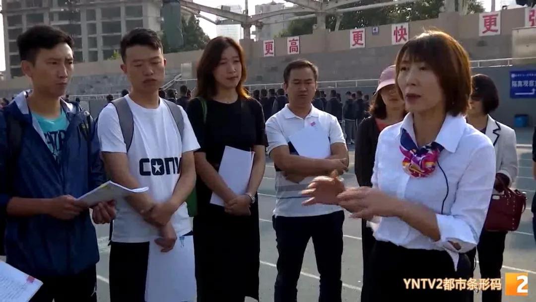 有最严厉的眼神，操最碎的心，她的这*鹰双**眼，是学生最怕的戒尺，也是最难忘的爱