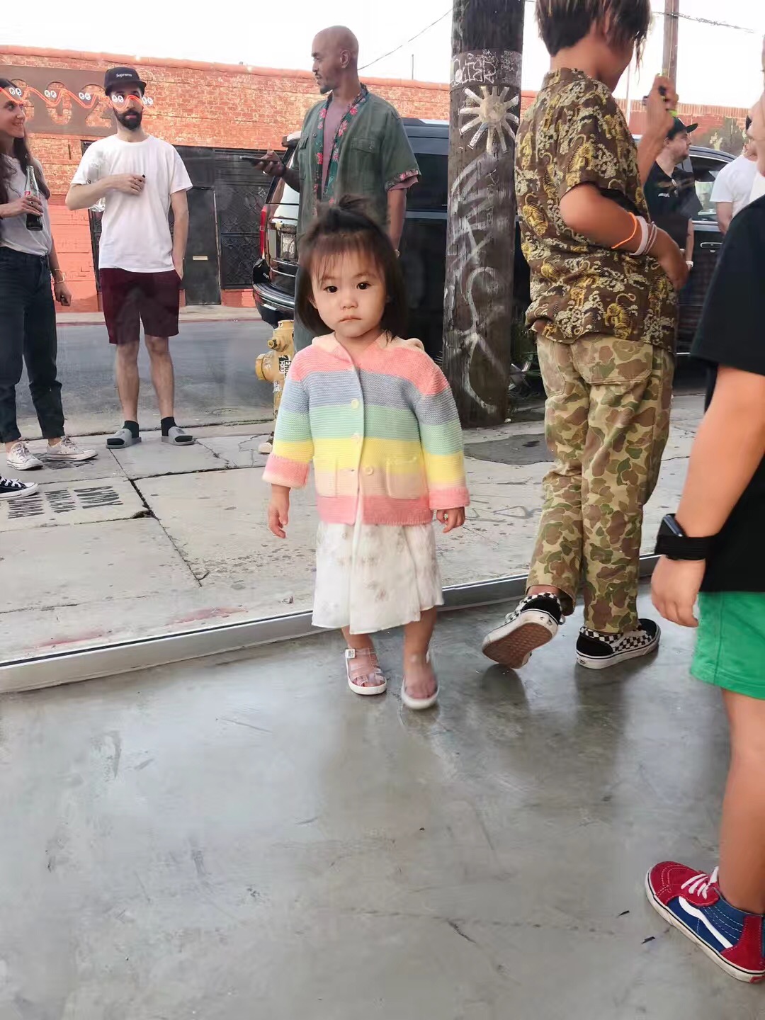 陈冠希一家穿亲子装合影,陈冠希光棍节晒全家照