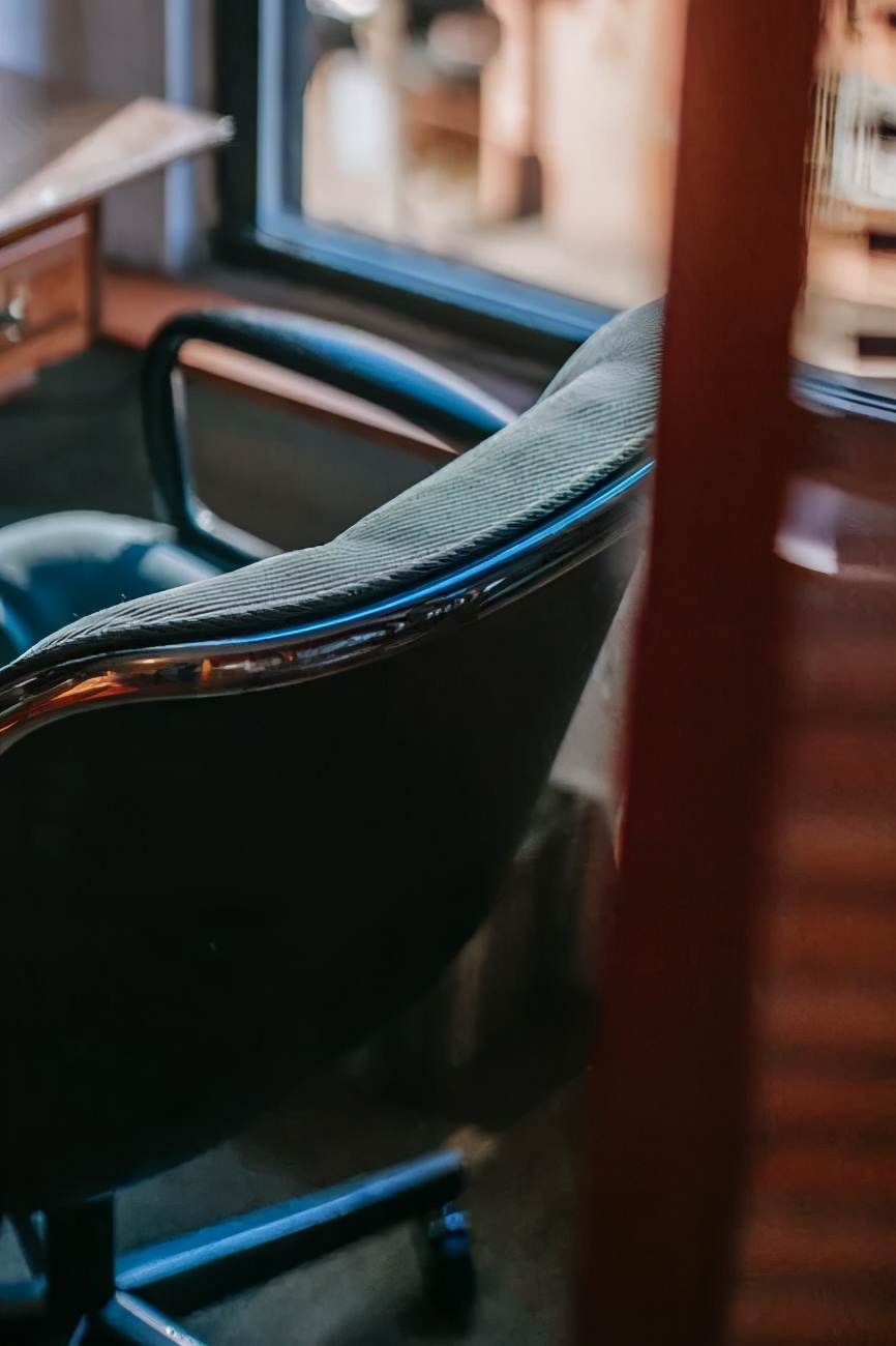 工业风吧椅如何选择,奶油风适合的美发椅