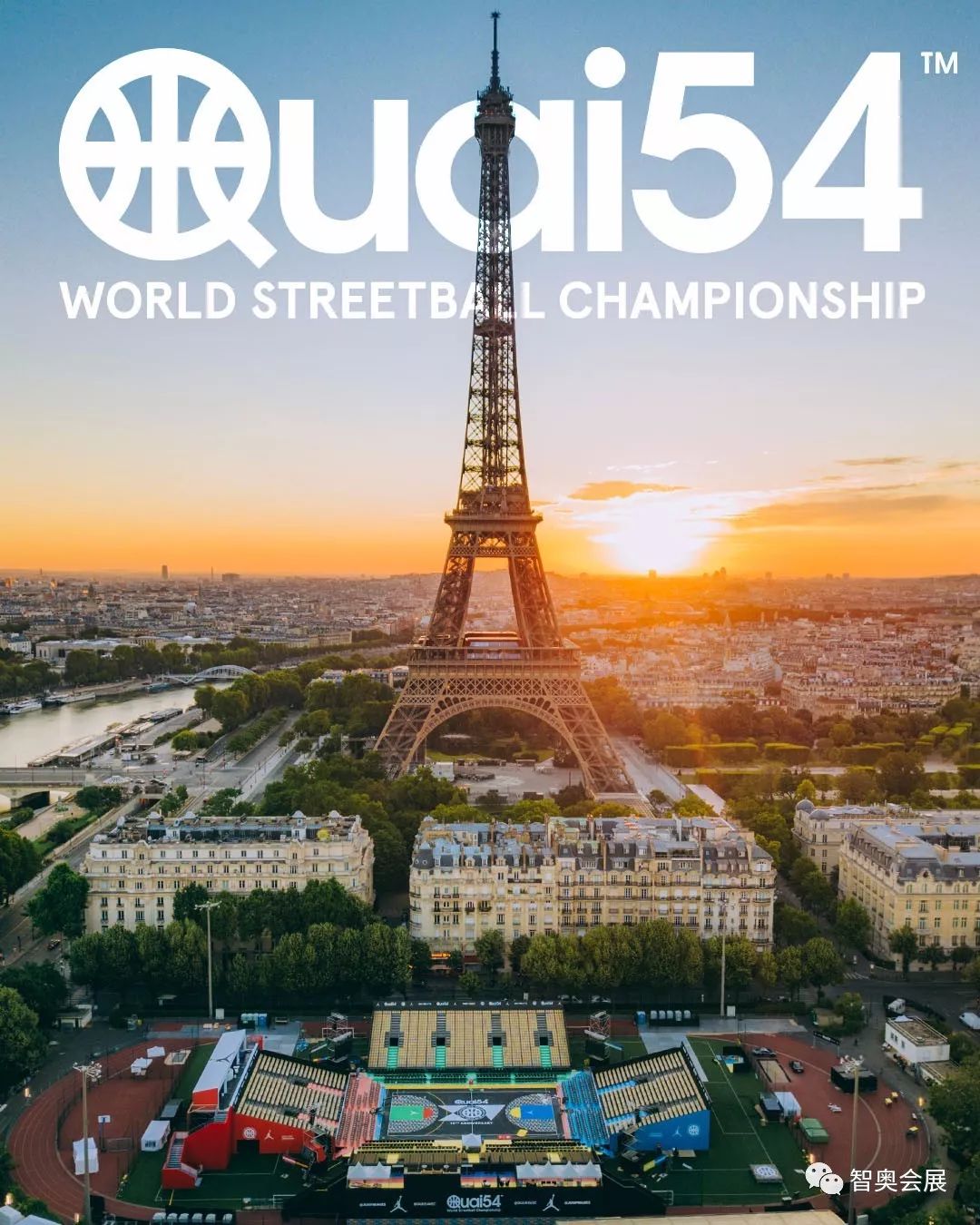 巴黎埃菲尔铁塔脚下,在埃菲尔铁塔上俯瞰是什么感觉