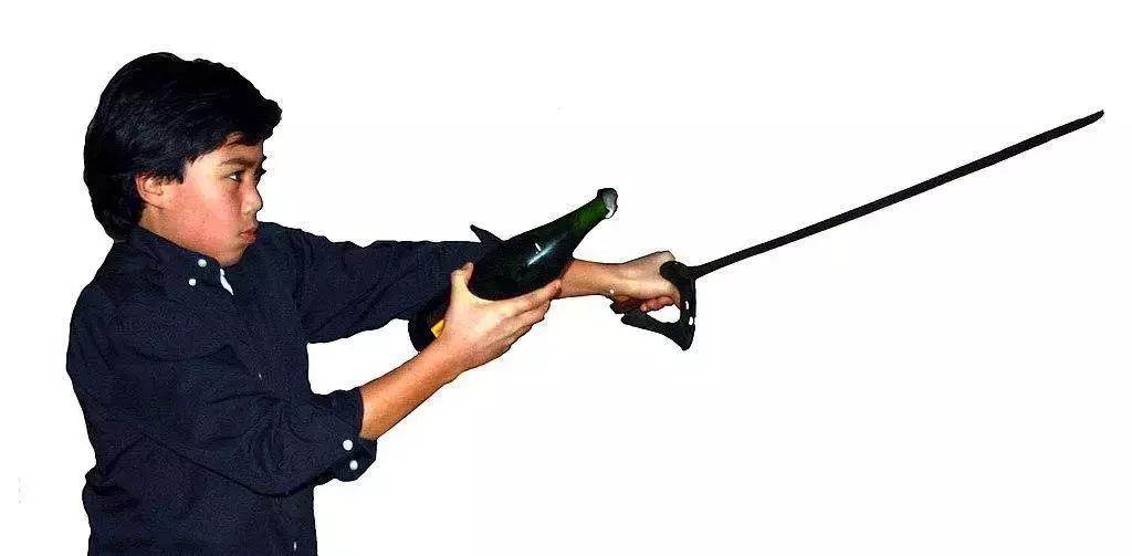 被香槟酒瓶塞打懵是一种什么体验?沙雕们纷纷给出答案