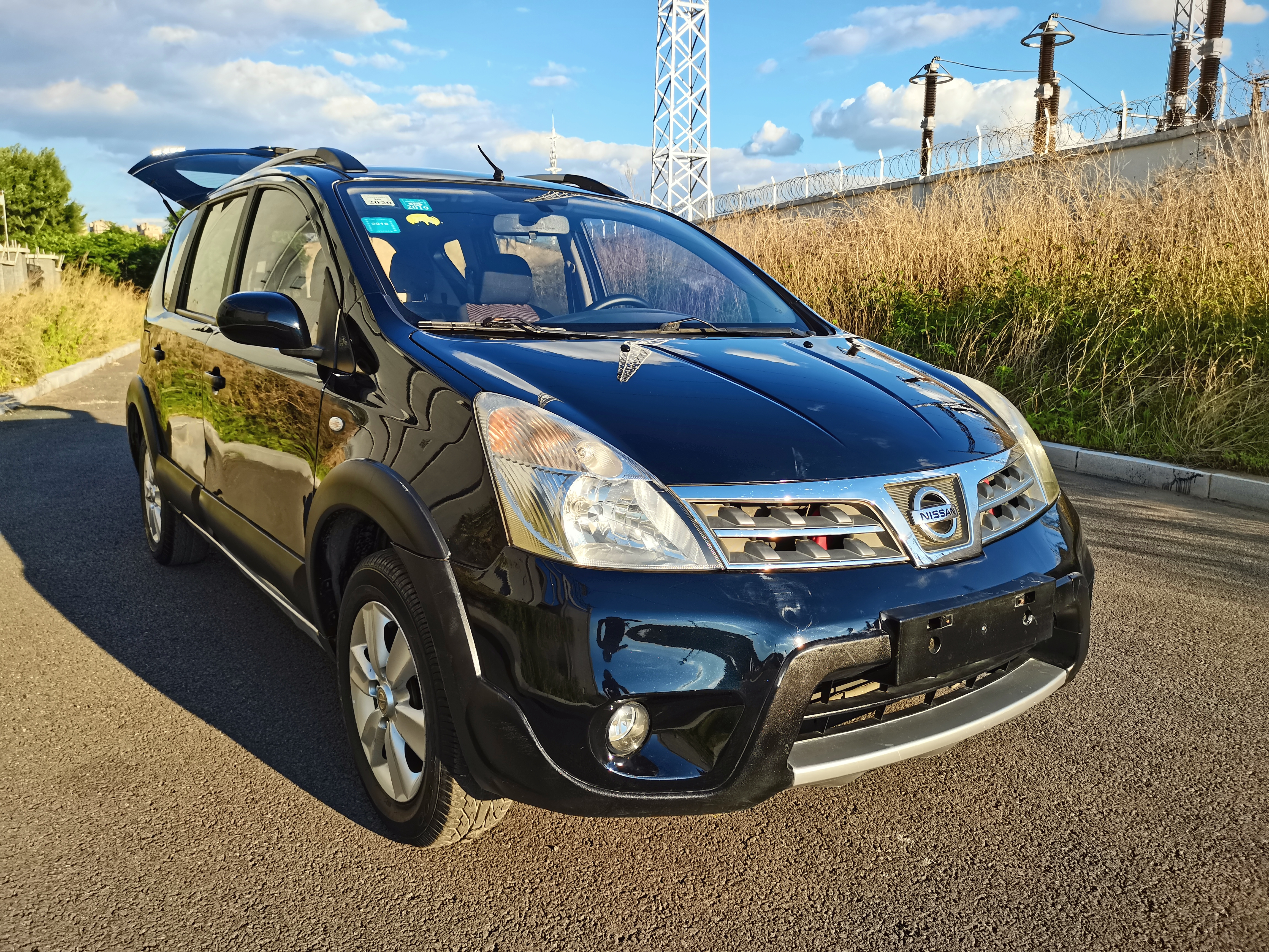 日产小面包车,实用家庭代步车日产骊威