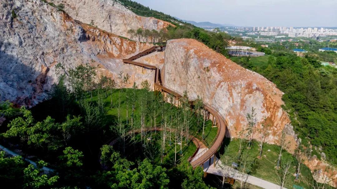 矿坑改造最美公园,矿坑改造湿地公园视频