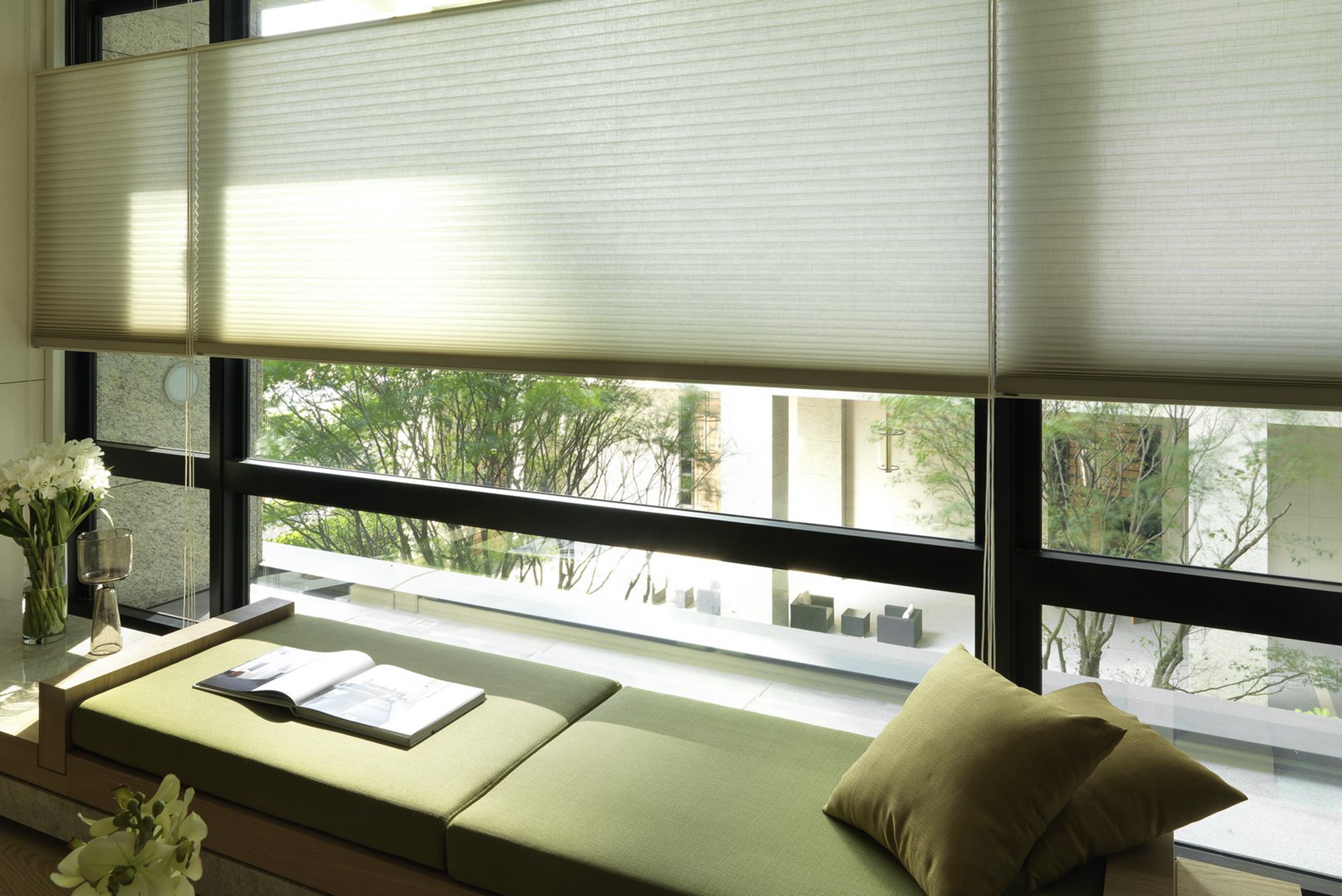 普通户型阳台装了百叶窗,轻盈灵动,不占空间,朋友见了说高级