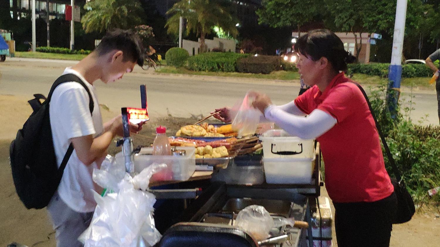 走进桂电“龟洞”！酒吧、旅馆、烧烤摊，这里是学生的精神后花园