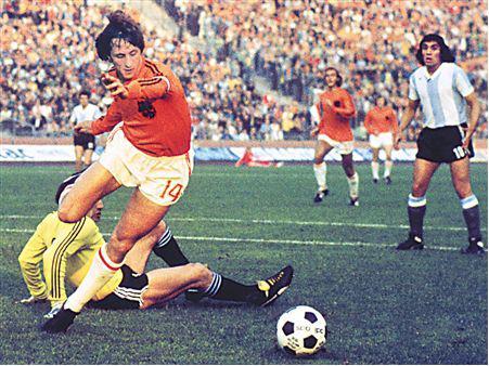 本期球员介绍克鲁伊夫,克鲁伊夫球员时期抽烟么