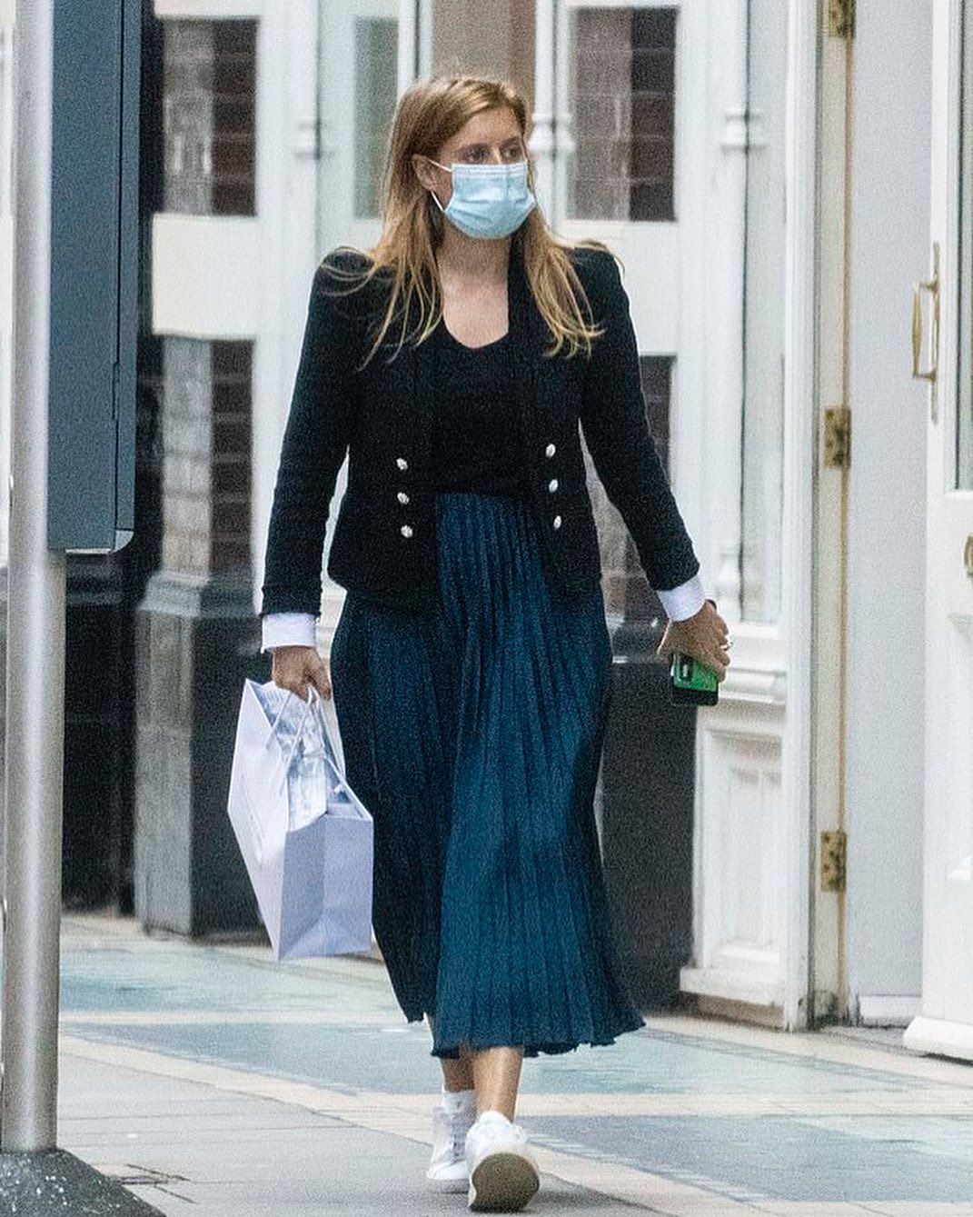 碧翠丝公主外出购物衣品见长，黑西装很有型，借百褶裙巧妙遮孕肚