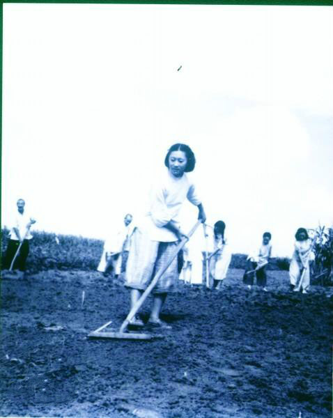 上世纪50年代,给毛主席点烟的女知青,如今怎么样了?