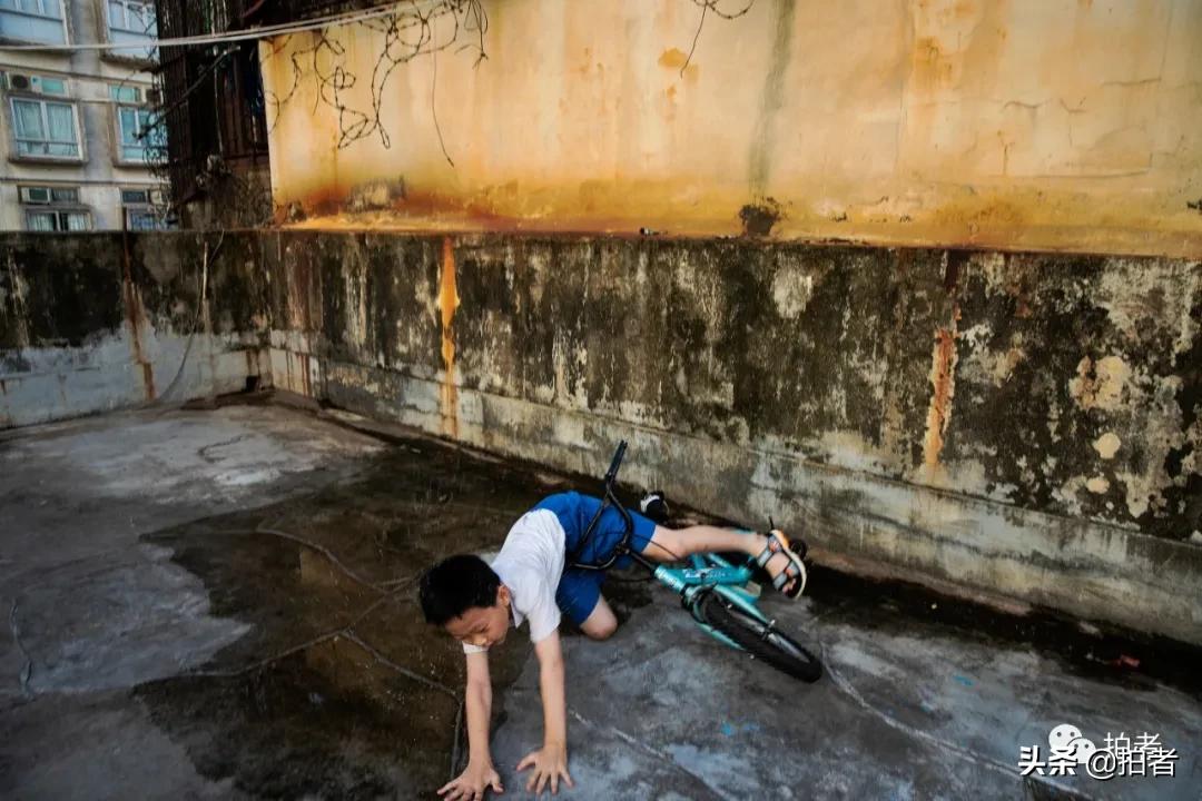 香港劏房妈妈生3个女儿,香港住劏房的妈妈