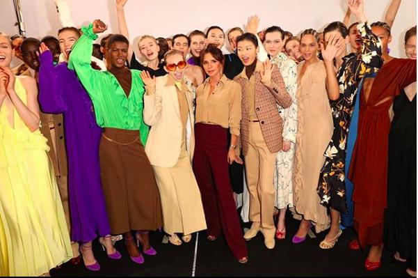 贝嫂单手抱小七的图片,贝嫂带小七走秀