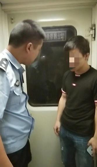 大学生火车上猥亵女童获刑1年,父亲道歉想获谅解书遭女童母亲拒绝