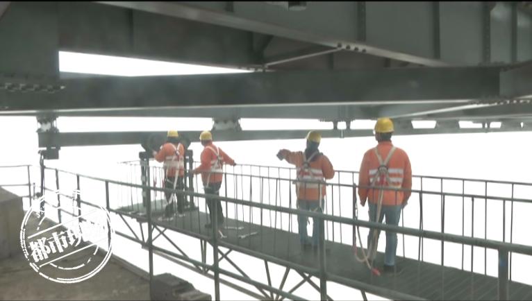 九江：他们工作时，脚下是惊涛骇浪，头顶常有列车驶过