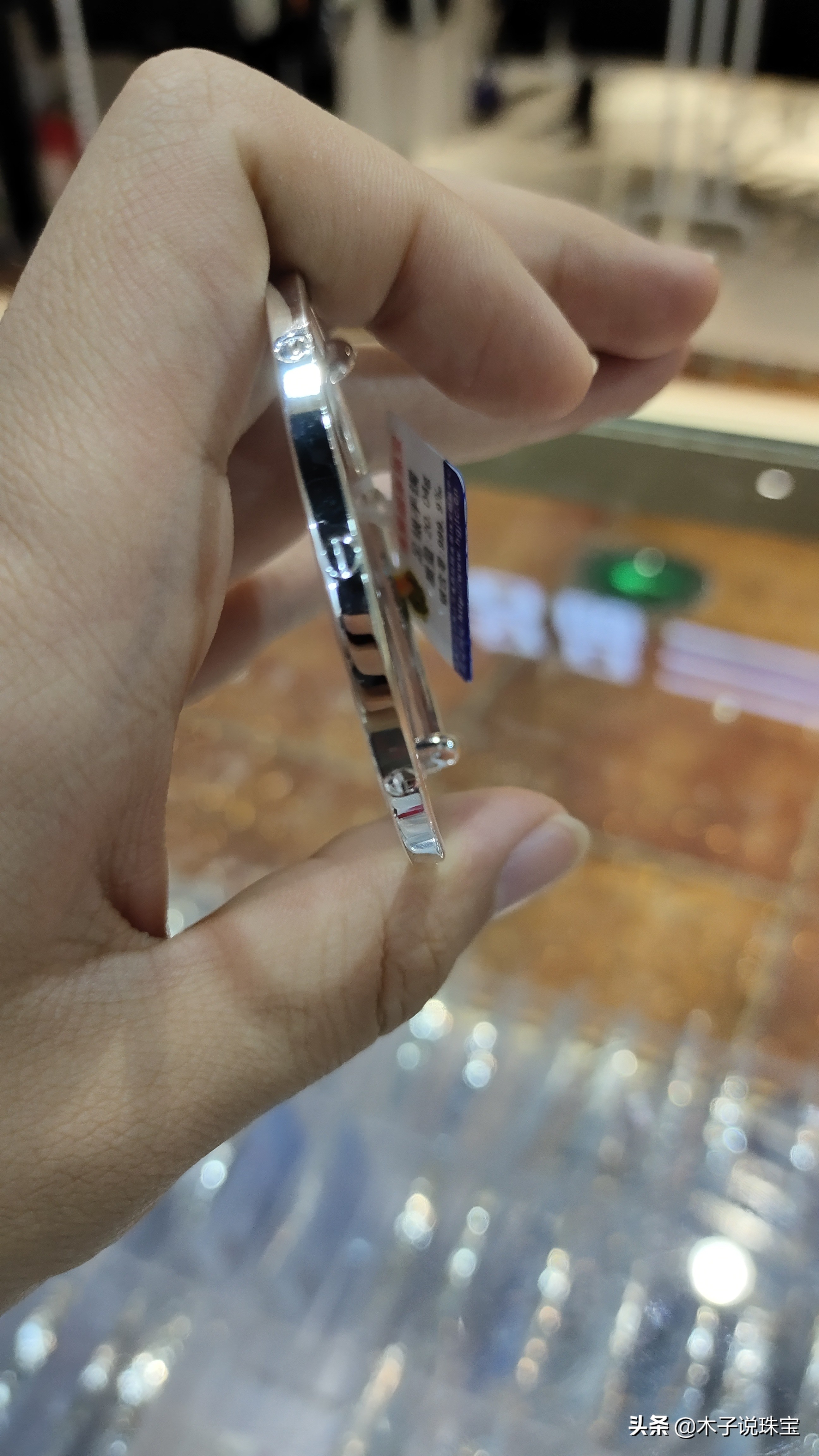 怎么分辨银首饰是假的还是真的,商场识别银手镯真假的方法